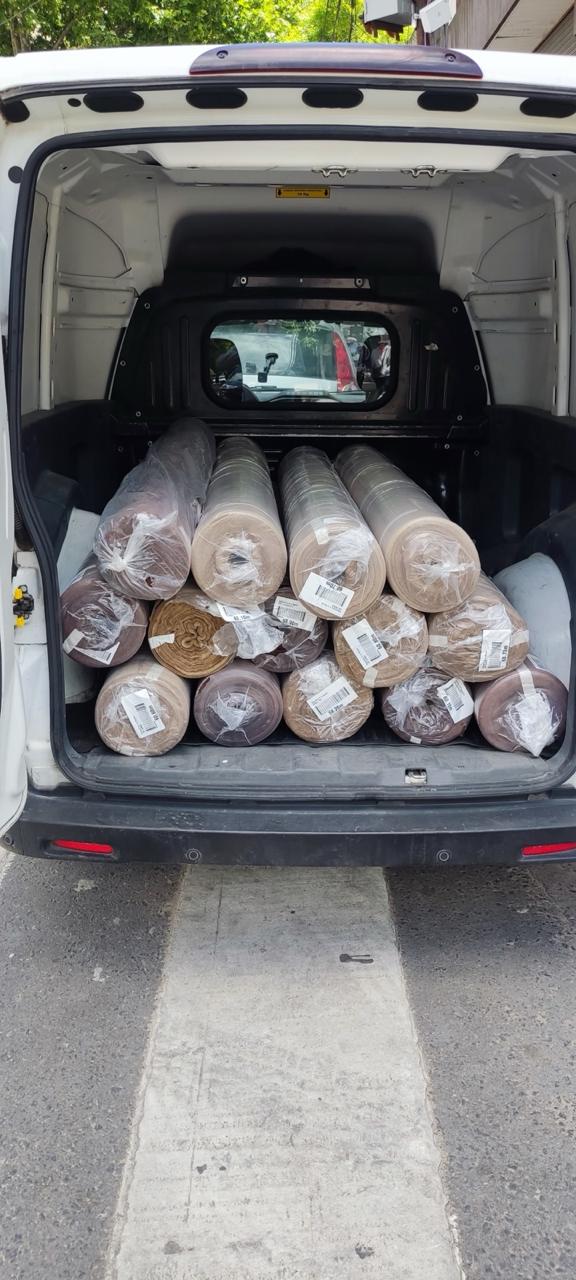 Camioneta cargada con productos de consumo