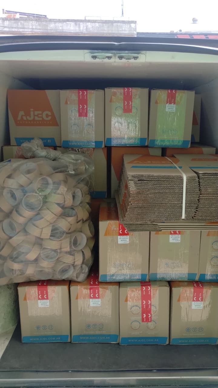 Camioneta cargada con cajas y rollos de cinta