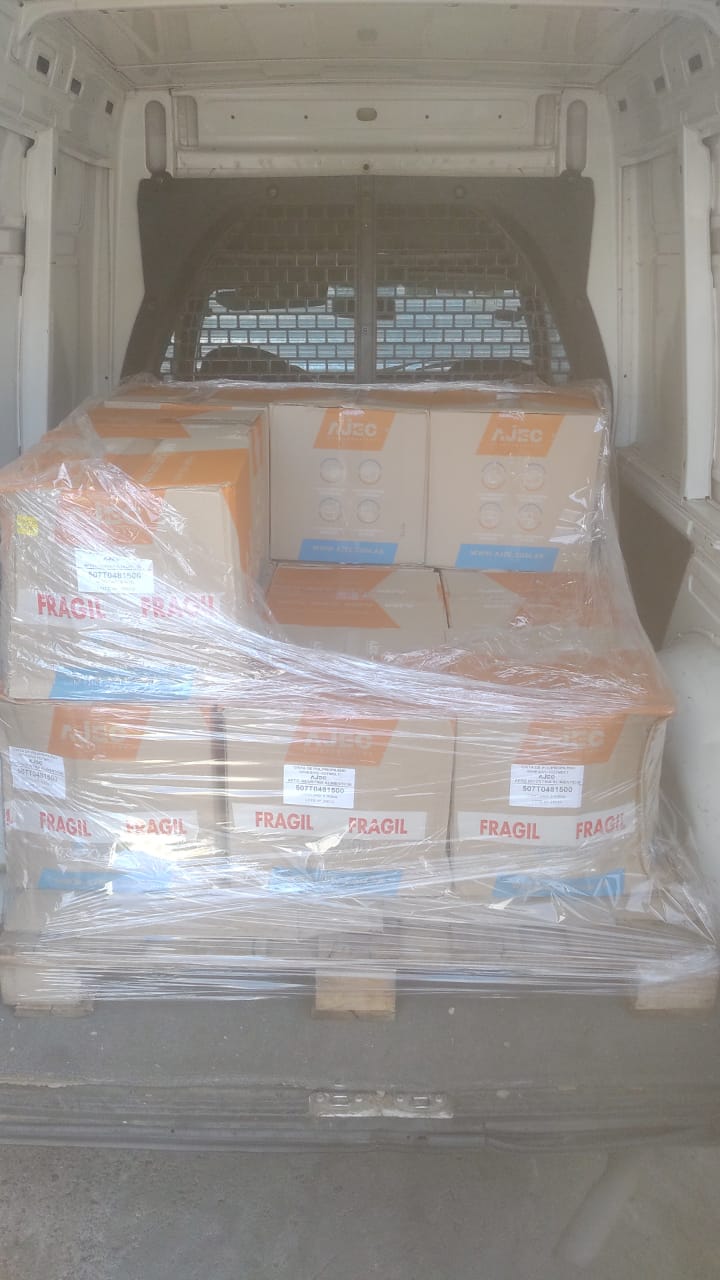 Camioneta cargada con cajas frágiles en pallet