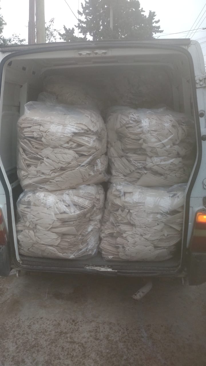 Camioneta cargada con bolsones