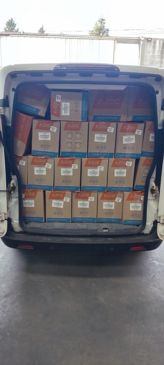 Camioneta cargada con jeans y electrodomésticos