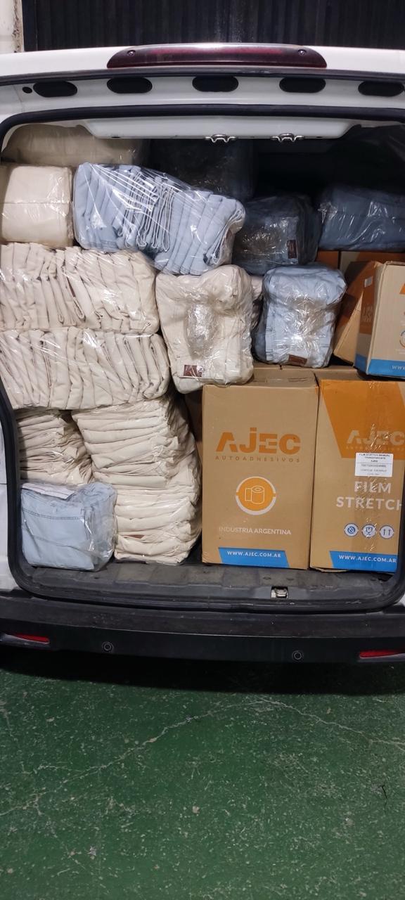 Camioneta cargada con jeans