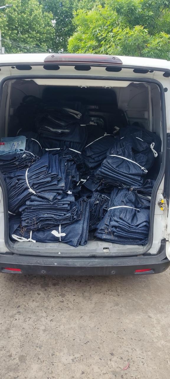 Camioneta cargada con cajas y mercadería