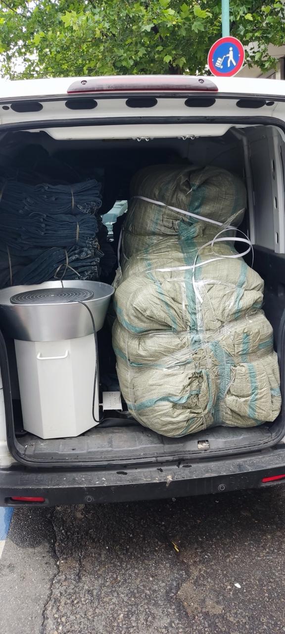 Camioneta cargada con cajas de AJEC