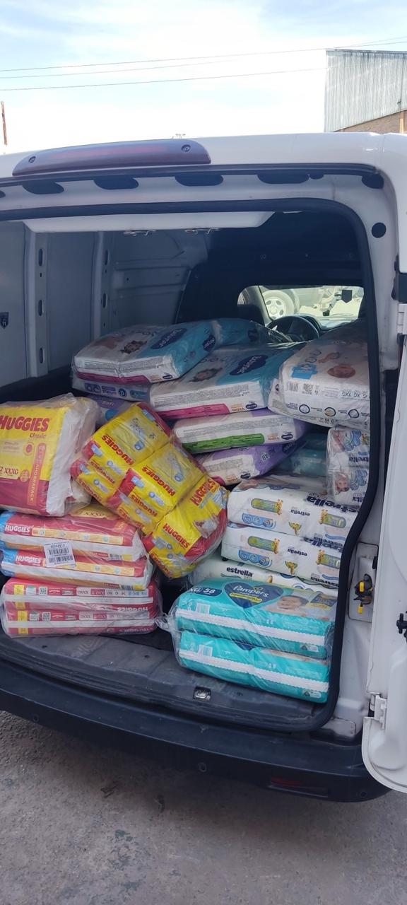 Camioneta cargada con rollos de tela