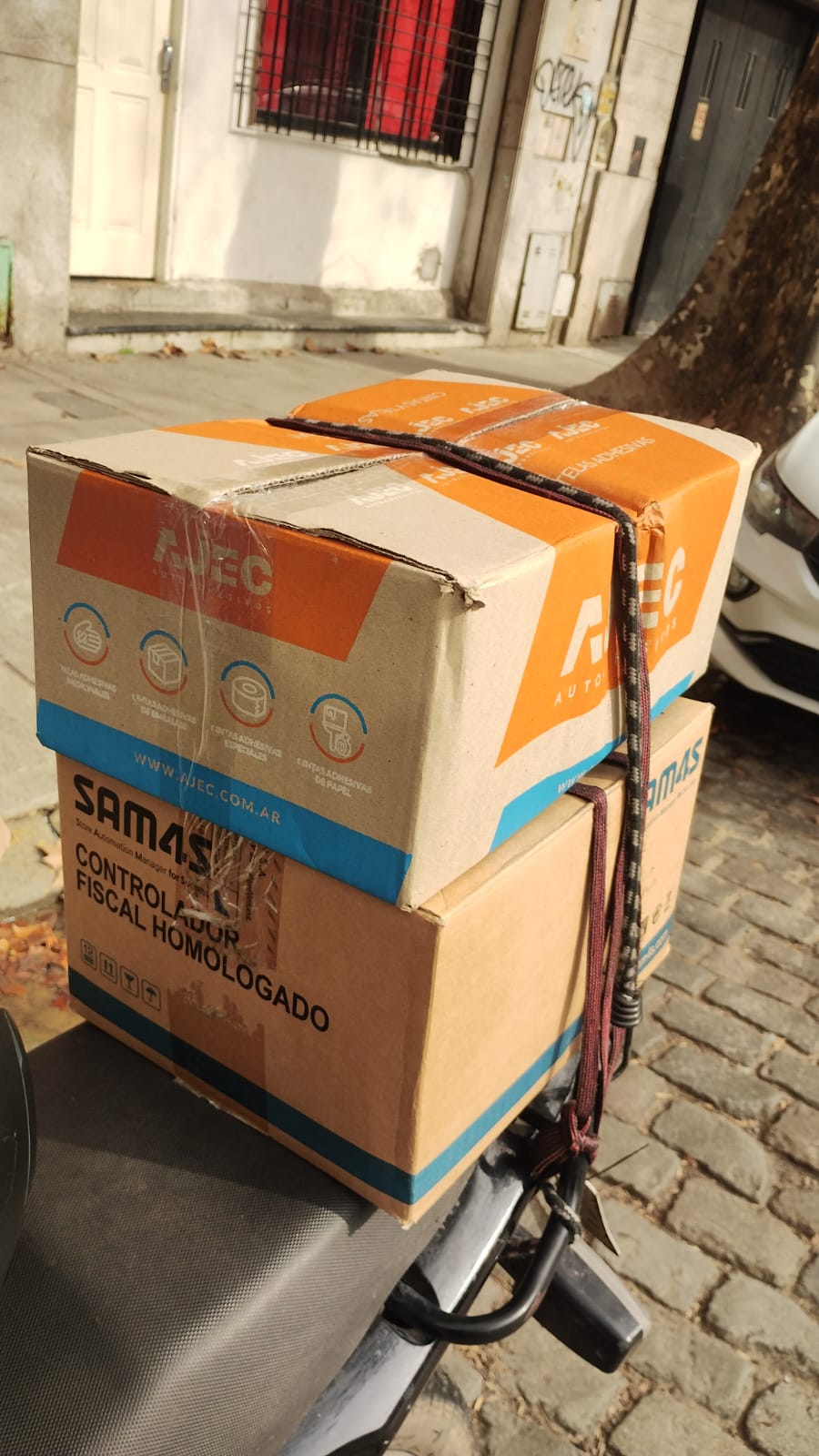 Moto cargada con cajas