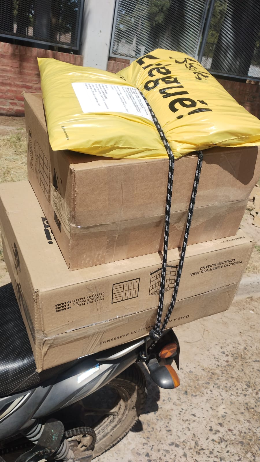 Moto cargada con cajas y un paquete